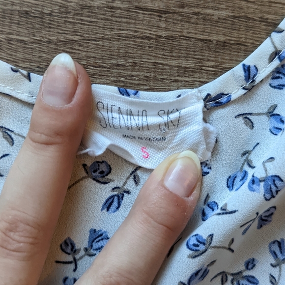 2/15 Floral Blouse - Picture 2 of 2